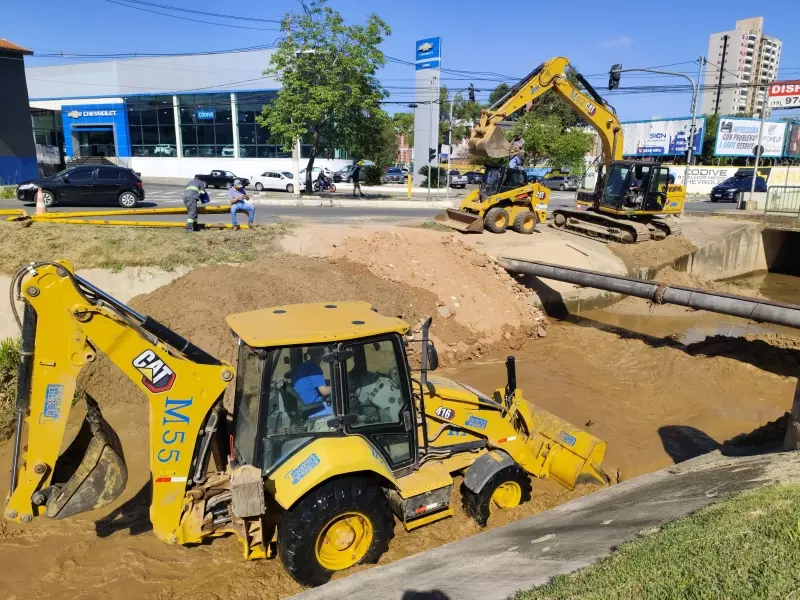Prefeitura dá início a desassoreamento em trecho do Córrego Invernada