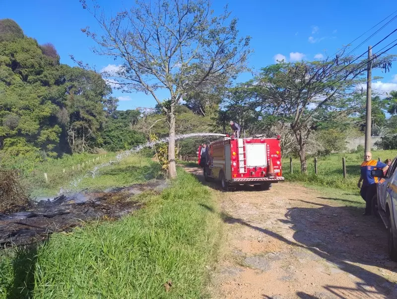 Defesa Civil combate foco de incêndio no Altos do Morumbi