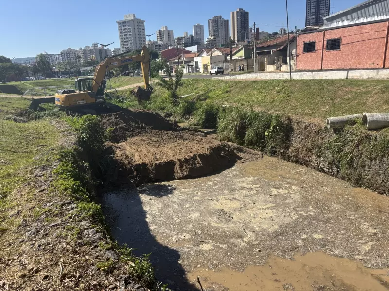 Desassoreamento em trecho do Córrego Matias é iniciada