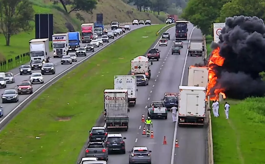 Caminhão frigorífico pega fogo no Anel Viário em Valinhos