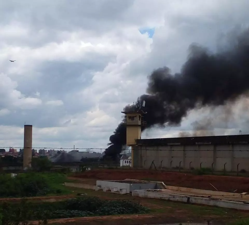 Penitenciaria P3 de Hortolândia tem fumaça e tiros