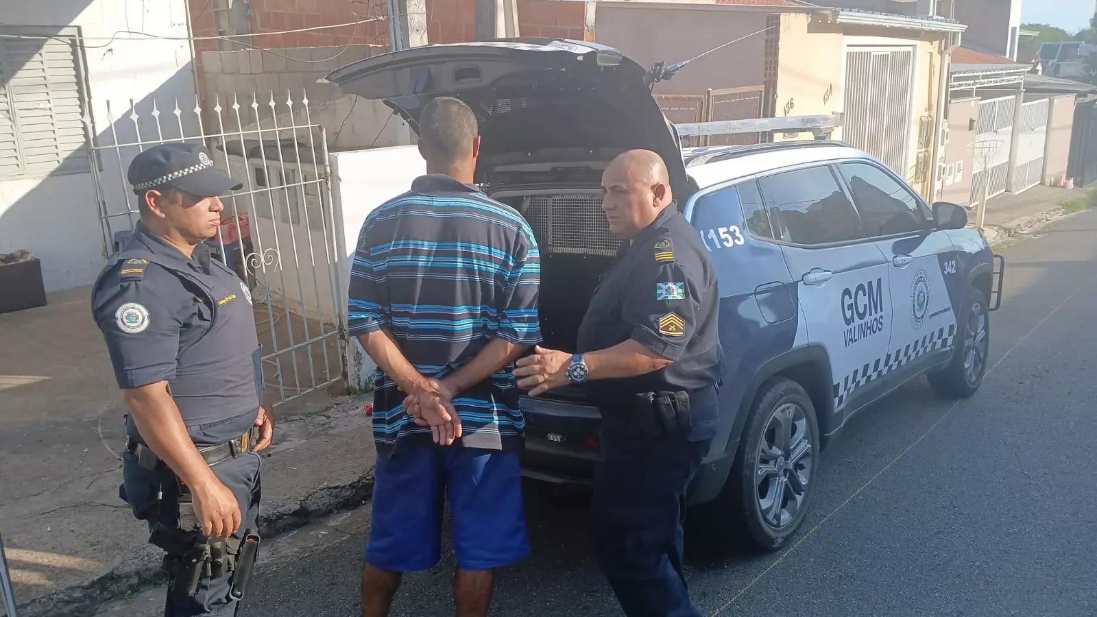 Ajudante é detido pela GCM após ameaçar e atirar pedras em vizinho no Bairro Novo Horizonte