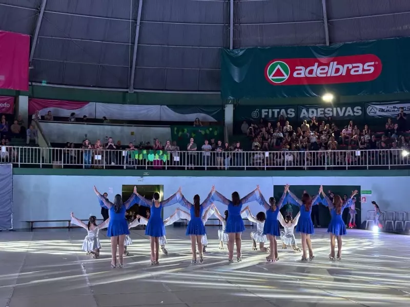 Espetáculo de patinação arrecada mais de 4 mil litros de leite
