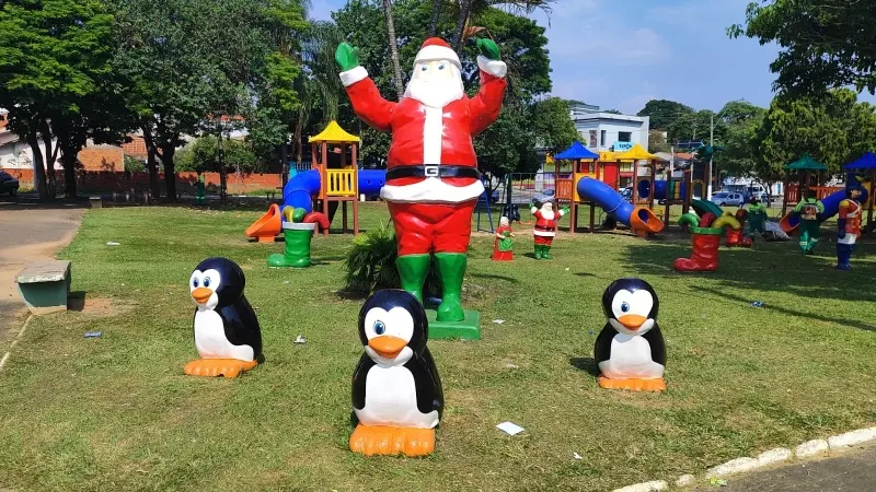 Vândalos destroem e furtam decorações de Natal