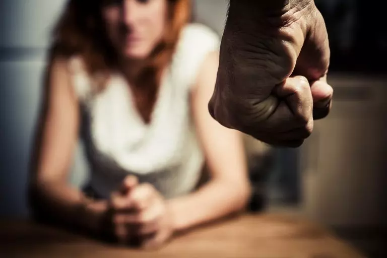 Mulher é condenada a pagar 10 mil pra ex-companheiro por ter mentido que sofria agressões