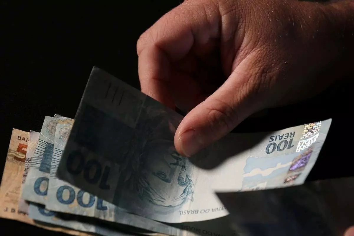 Desapropriação e servidão administrativa: justa e prévia indenização à luz das Constituições Desapropriação e servidão administrativa: justa e prévia indenização à luz das Constituições