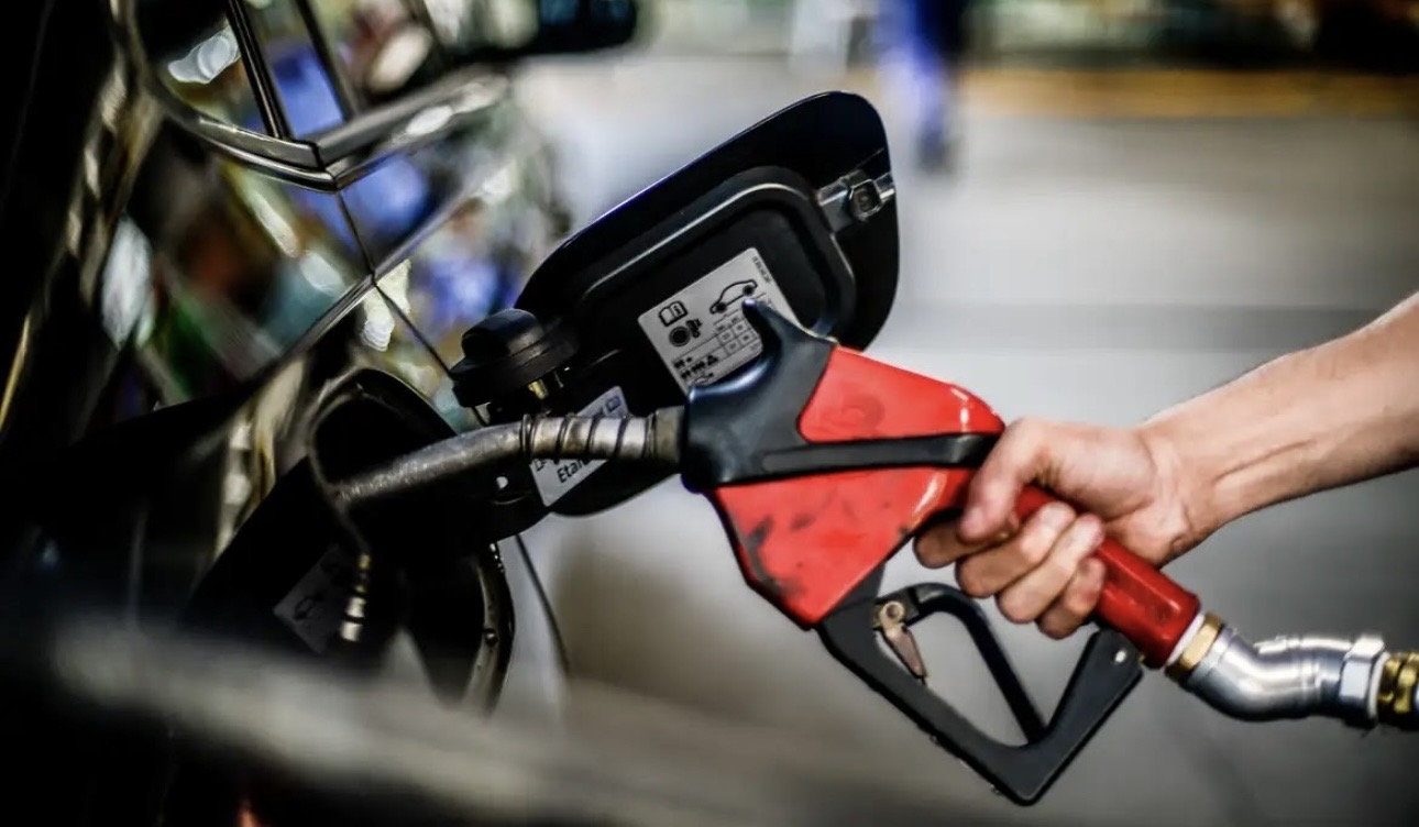 Ratinho Jr. impediu desconto no preço da gasolina aumentado ICMS