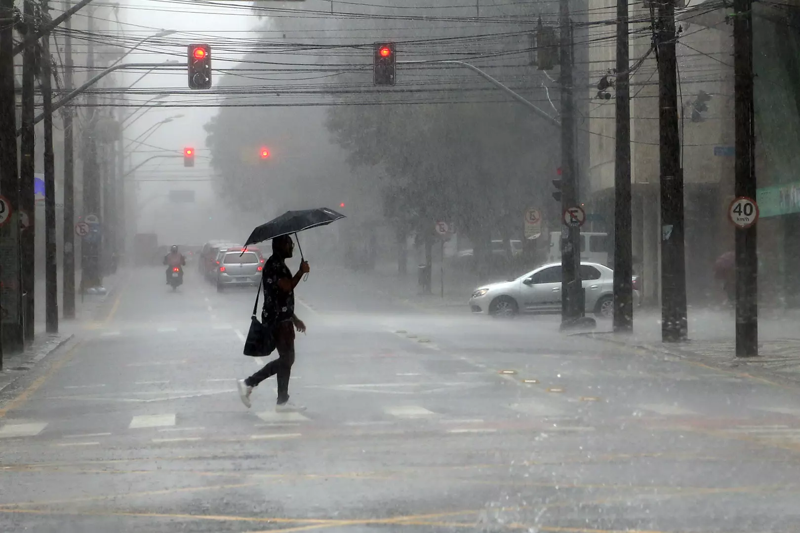 Chove aqui e não ali? Simepar explica por que as chuvas são irregulares no verão