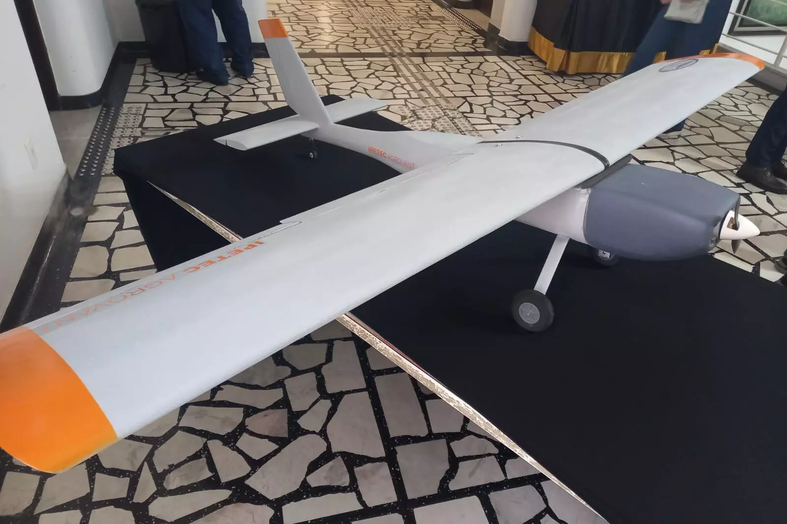 Pesquisa do Paraná desenvolve avião agrícola de pulverização não tripulado