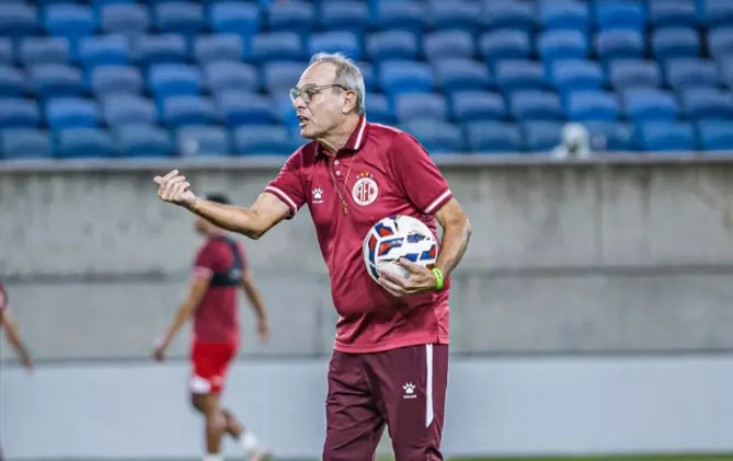 CAÉ CUNHA: UM DOS MAIS VITORIOSOS TREINADORES, ESTÁ DE VOLTA AO MERCADO.