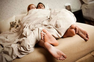 Corno flagra esposa com amante na cama; bate na mulher e “Ricardão” foge pelado