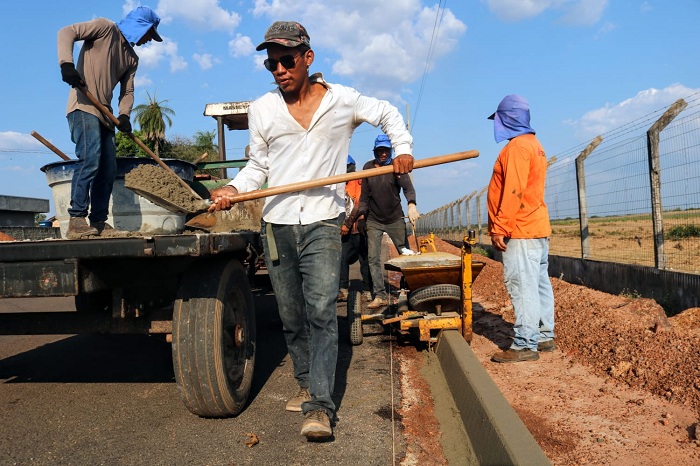 Prefeitura inicia construção de meio-fio e sarjetas