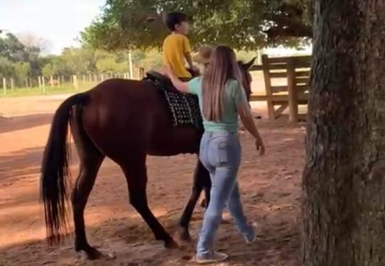 Menino autista acessa equoterapia e canabidiol após mãe brigar na Justiça por tratamentos