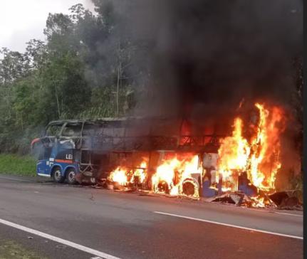 Passageiro incendeia ônibus em que viajava com outras 45 pessoas; veículo foi destruído