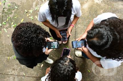 Entenda o projeto de lei que busca garantir a segurança de crianças e adolescentes na internet