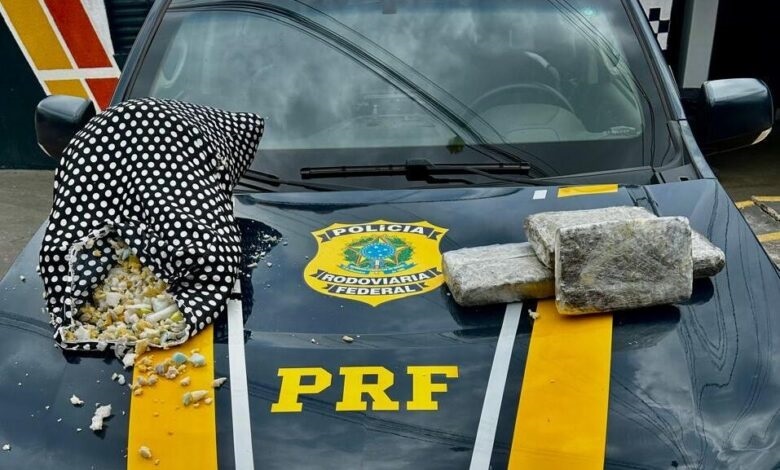 Passageira de ônibus é presa com tabletes de maconha dentro de travesseiro no Araguaia