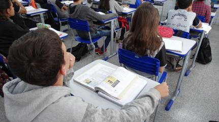 Ministro Camilo Santana anuncia R$ 1 mil para alunos do 'Pé-de-Meia' em fevereiro