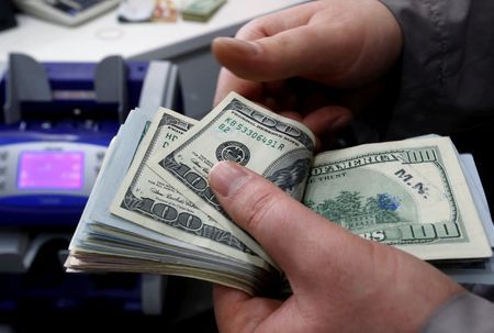 Dólar cai para R$ 5,91 e registra maior queda semanal desde agosto