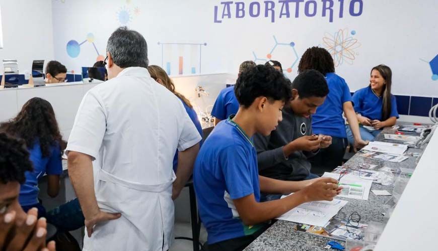 Professores e alunos da Rede Estadual podem receber até R$ 11 mil em auxílio para pesquisa