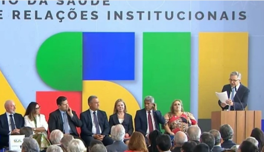 Padilha e Gleisi assumem ministérios com promessa de diálogo com o Congresso