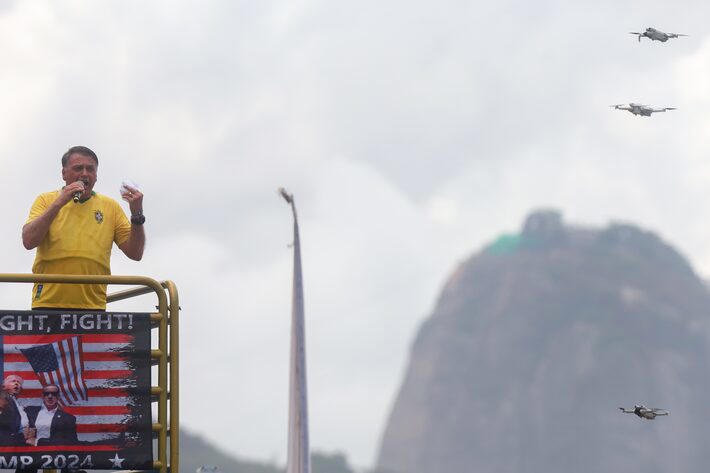 Funeral político e ato esvaziado: o que dizem colunistas do Estadão sobre Bolsonaro em Copacabana