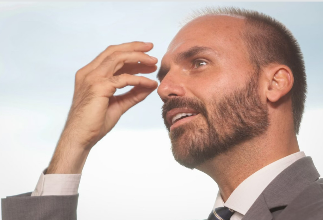 Eduardo Bolsonaro decide ficar nos EUA e se licencia da Câmara