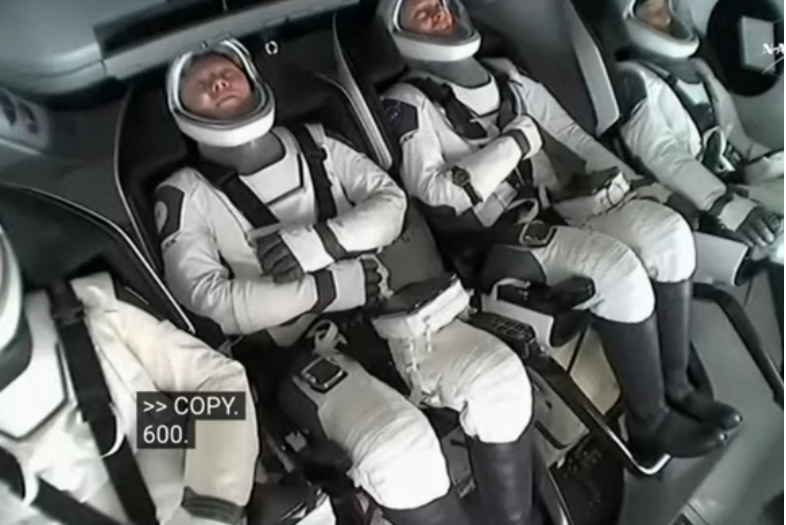 Astronautas retornam à Terra com sucesso após 9 meses no espaço