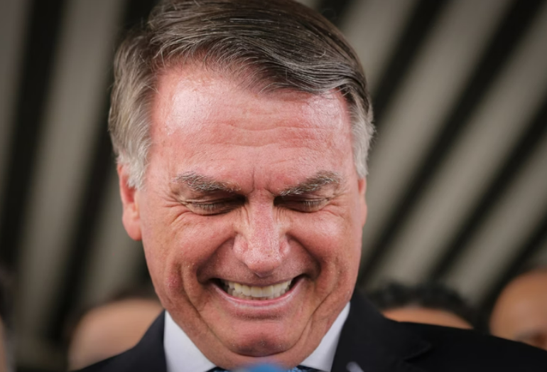 Bolsonaro é interrompido por marcha fúnebre durante coletiva. Vídeo