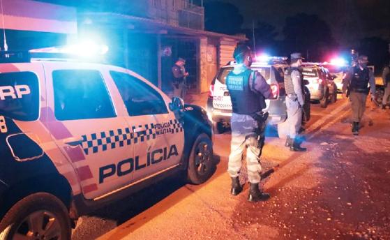 Suposto policial penal é preso por agredir e jogar tijolo contra namorada