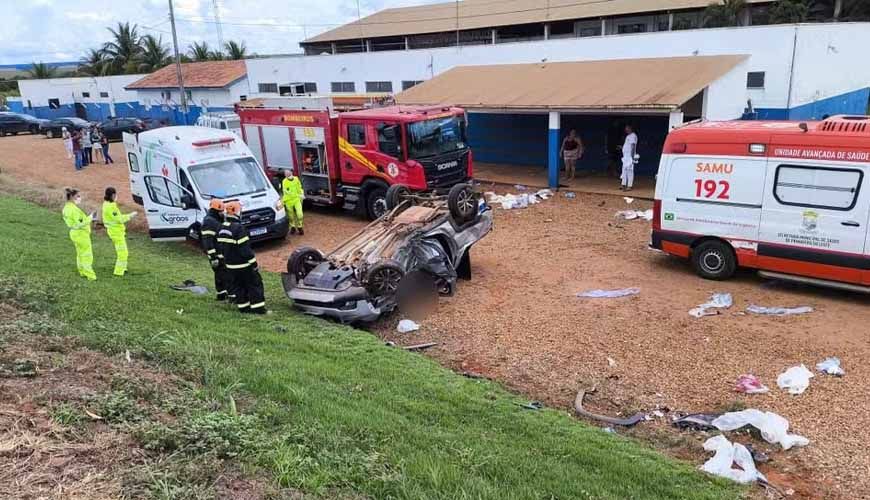 Dois morrem e homem fica ferido após carreta bater em carro e veículo ser arremessado para fora de pista em MT