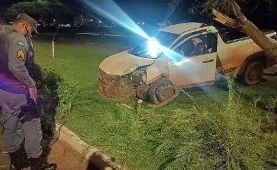 Briga de namorados dentro de carro acaba em acidente e veículo destruído