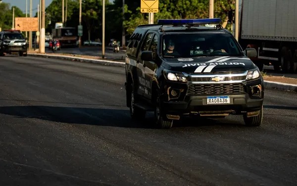Criança de 4 anos morre atropelada após correr para atravessar rua