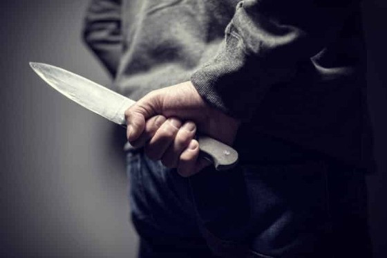 Jovem é preso por agredir companheira com faca e subir em viatura da PM