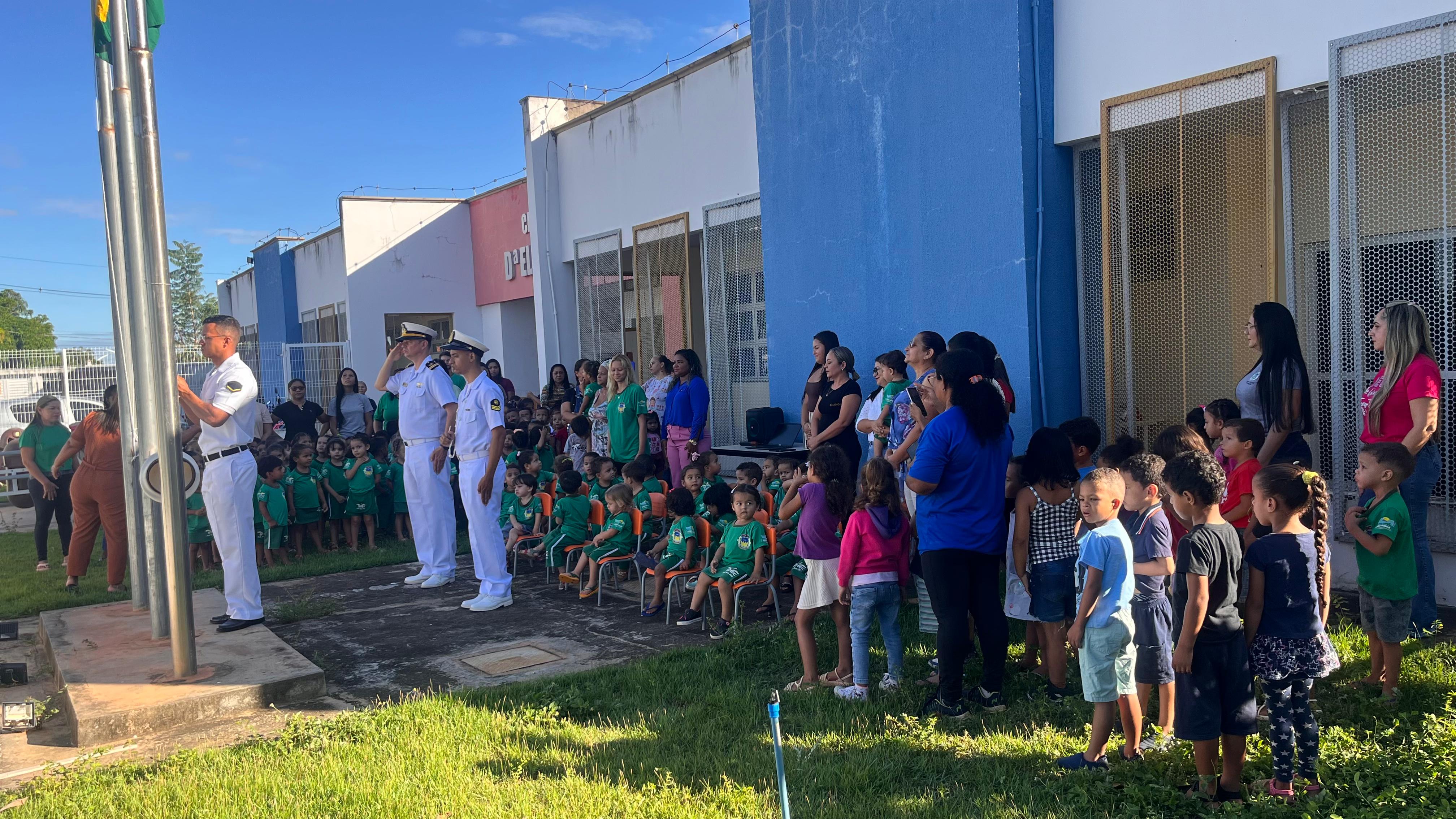 Marinha do Brasil participa de cerimônia de hasteamento da bandeira na Creche Municipal Dona Elza e Dona Tunica