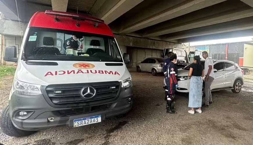 Homem em situação de rua sobrevive após ser atropelado enquanto dormia embaixo de carro em VG