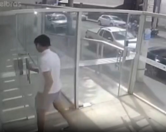 Bandido se passa por familiar de morador, invade prédio e rouba apartamentos