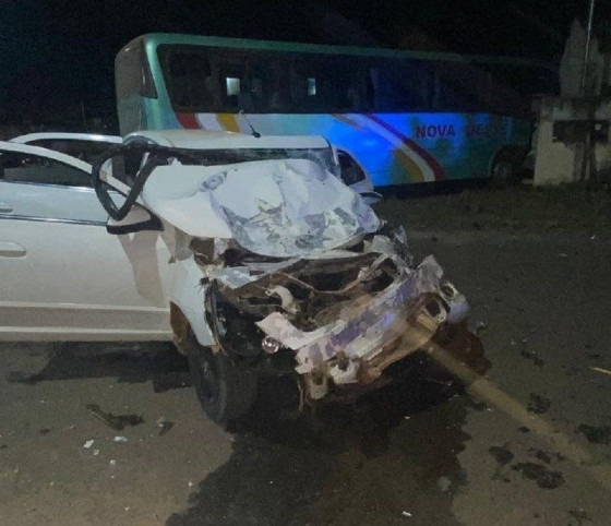 Batida entre carro e ônibus de viagem mata um e deixa seis feridos