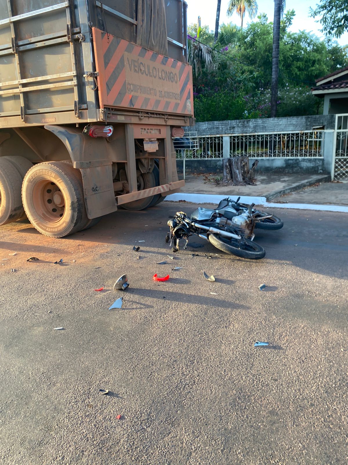Motociclista fica inconsciente após colisão em via que liga bairro ao centro da cidade