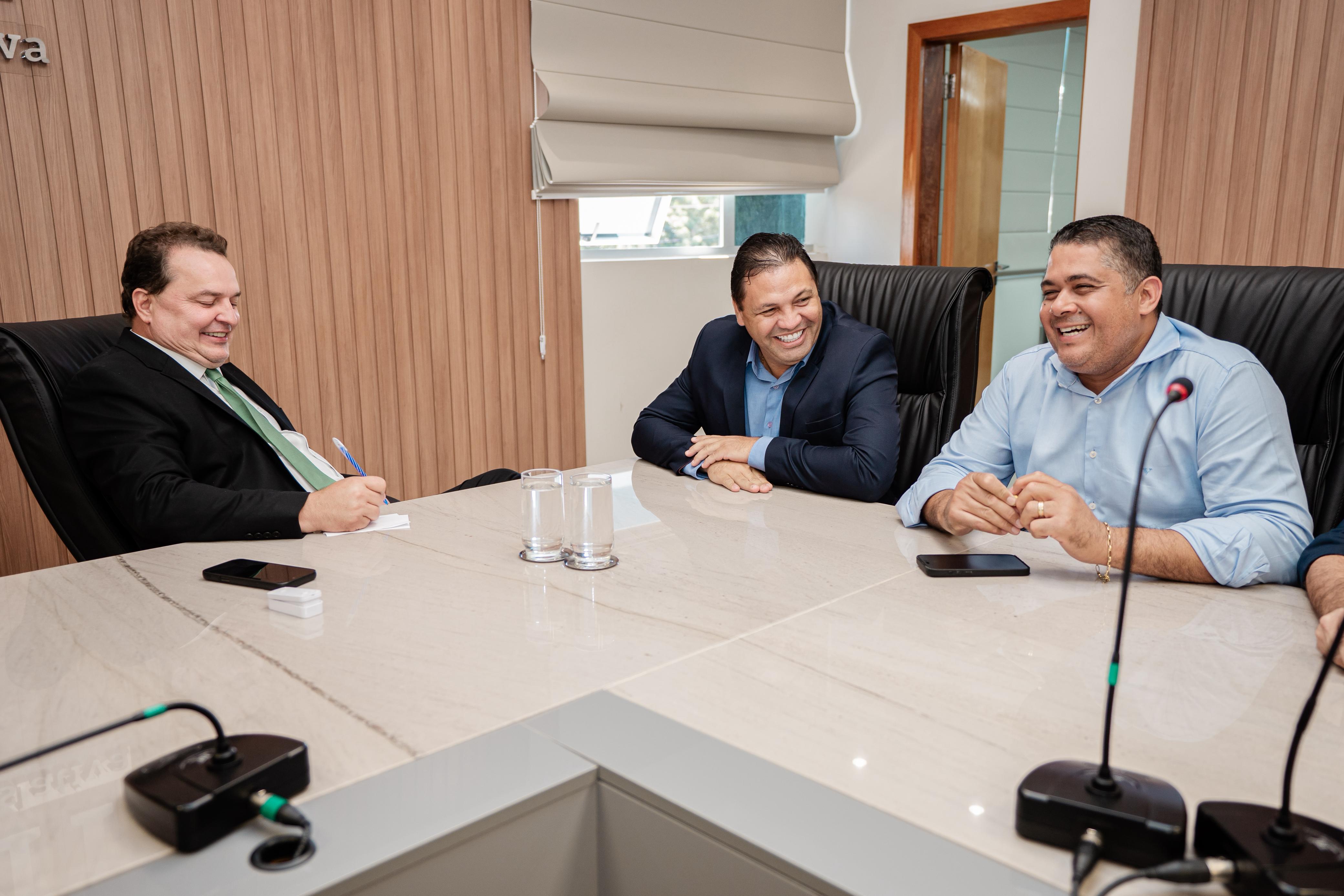 Visita ao Presidente da Assembleia Legislativa, Deputado Max Russi, garante apoio para a 35ª Temporada de Praia de São Félix do Araguaia