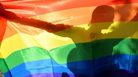 Justiça confirma justa causa de acusado de homofobia contra colegas de trabalho
