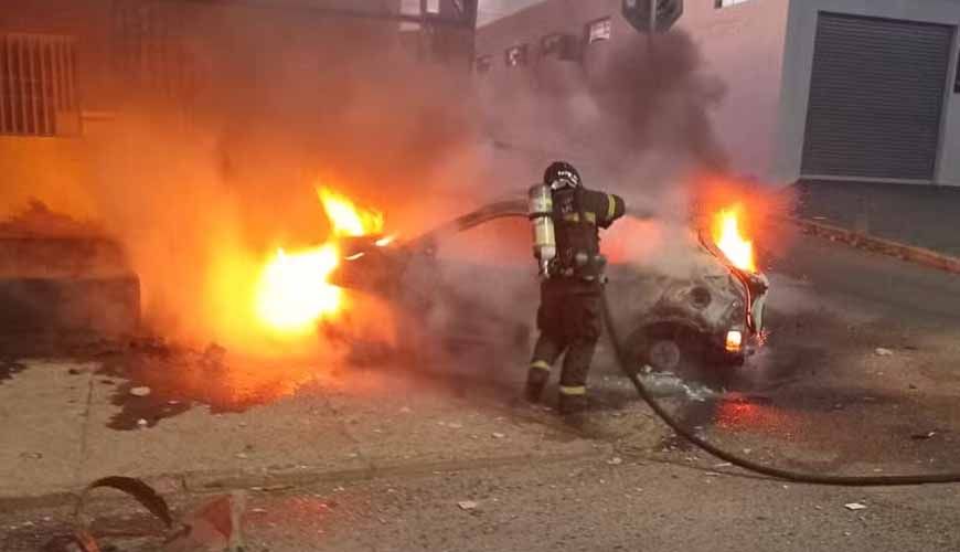 Carro em chamas é abandonado por motorista em frente a distribuidora de Cuiabá