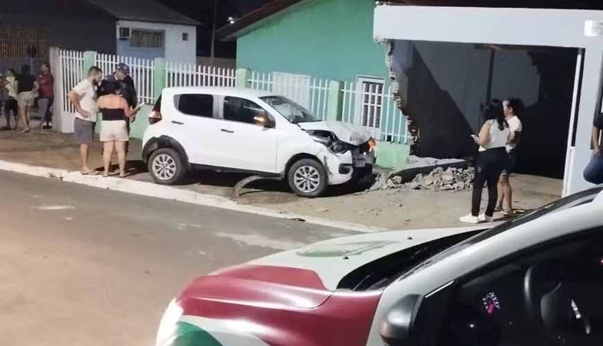 Motociclista é arremessado contra placa de 'pare' após ser atingido por carro em alta velocidade em MT; vídeo