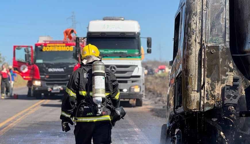 Bombeiros utiliza 6 mil litros de água para combater incêndio em carreta
