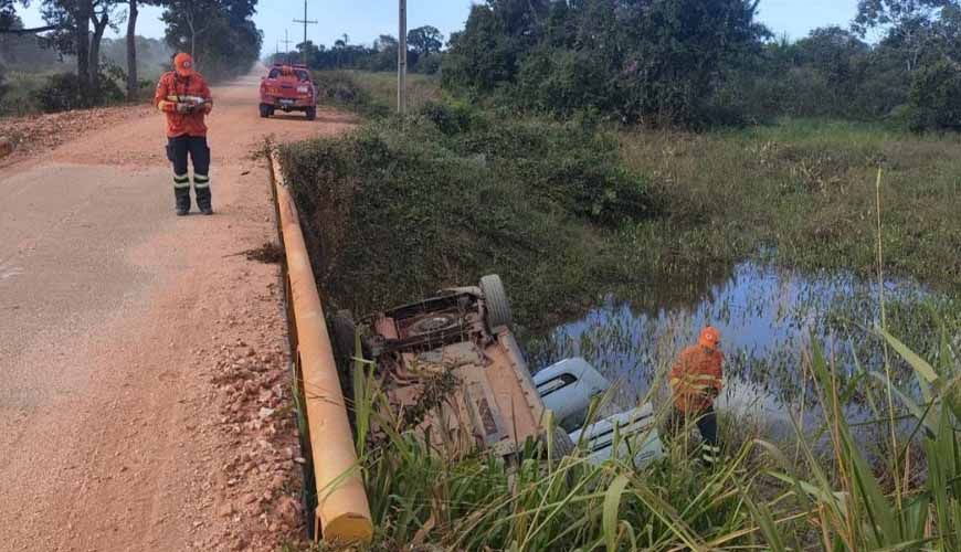 Carro capota após casal se distrair com paisagem no Pantanal de MT