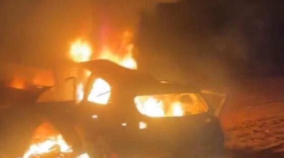 Duas pessoas morrem carbonizadas em batida entre carros