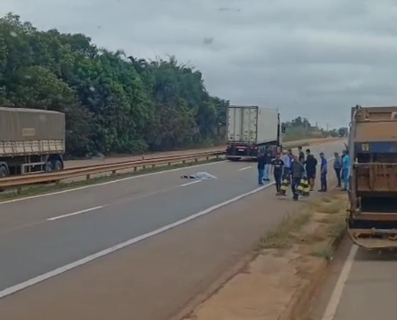Mulher é atropelada por caminhão enquanto atravessava rodovia; vídeo