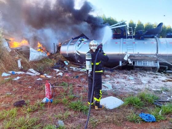 Dois motoristas morrem após carretas colidirem e pegarem fogo na MT-100