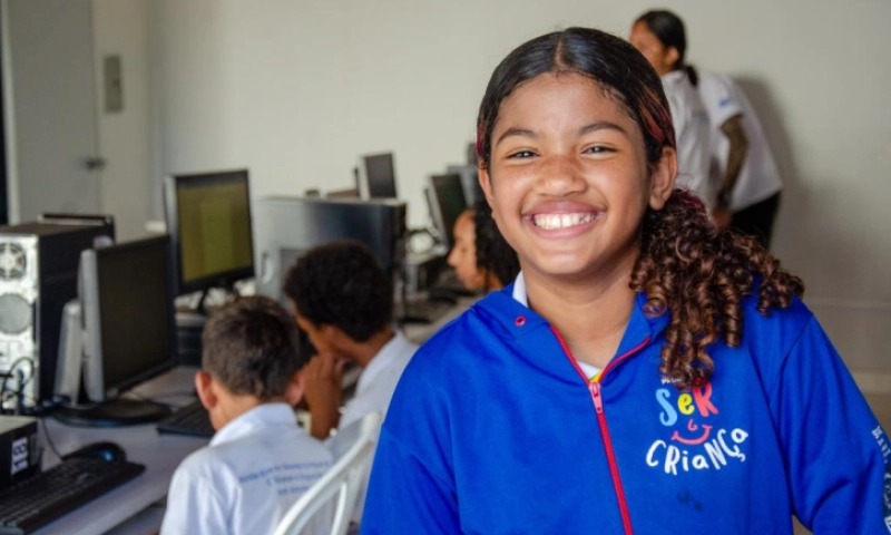 Crianças do Programa SER Família idealizado por Virginia Mendes passam a ter aulas de informática