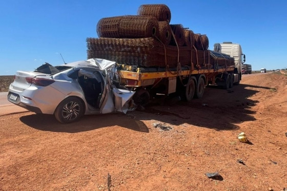 Carro bate em traseira de caminhão e motorista morre; vídeo