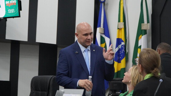 Prefeitura abre diálogo para manter adicional sobre 45 dias de férias; prefessores mantêm 'vigília'